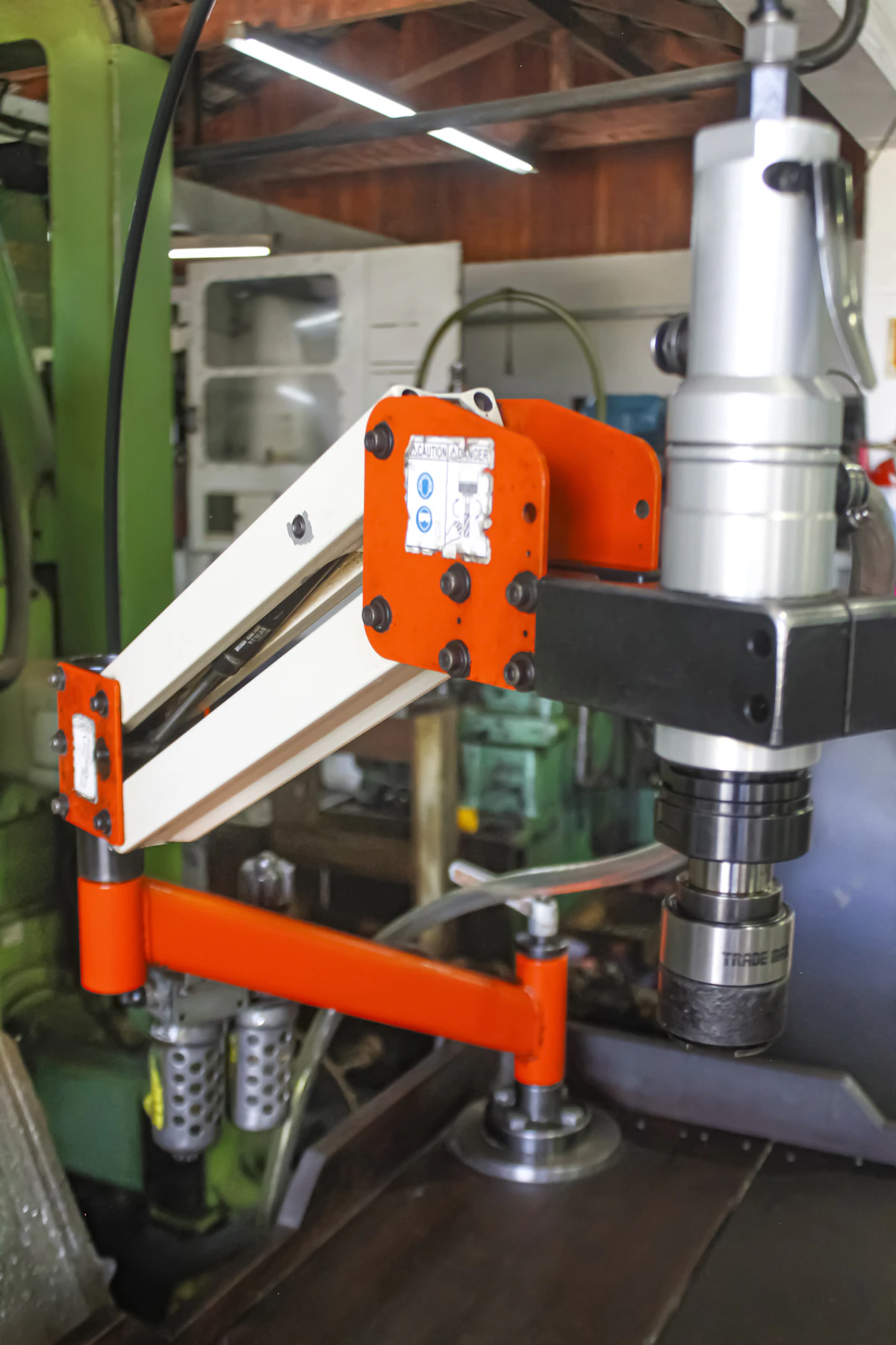 Máquina trabalhando componente metálico
